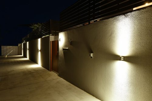 やわらかな光で彩られたカリフォルニアスタイルの家